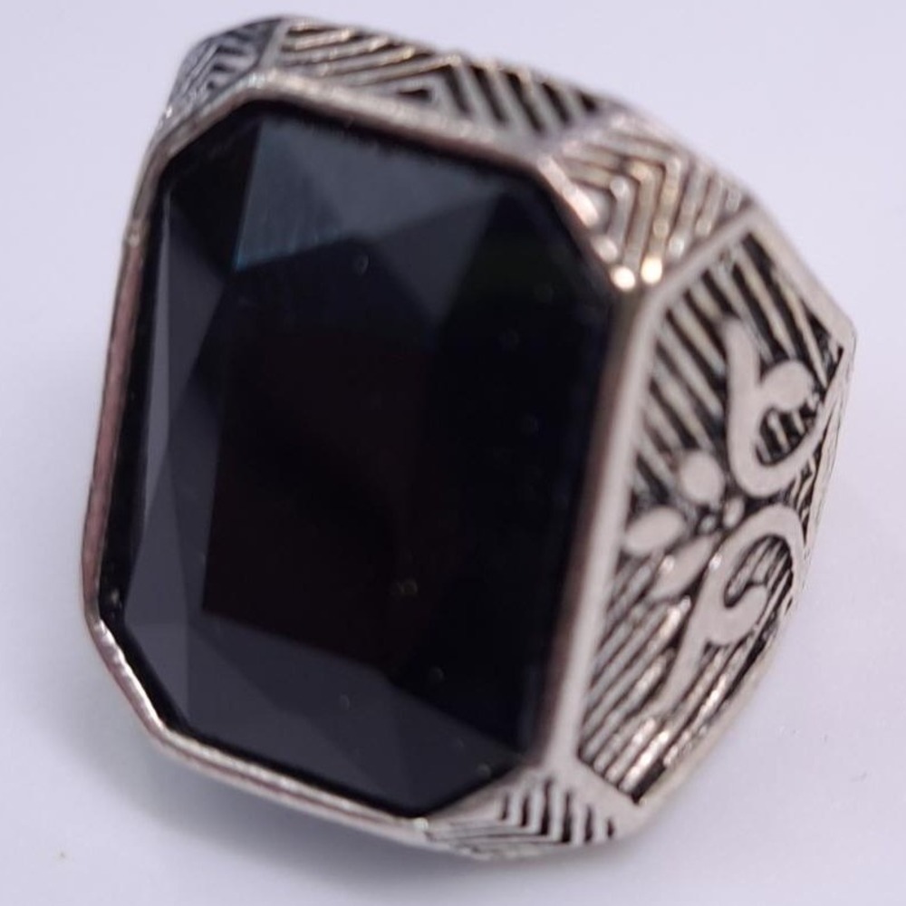 New Signet Signature Statement Ring Size 7.5 Silvertone Black Square Stone Pinky